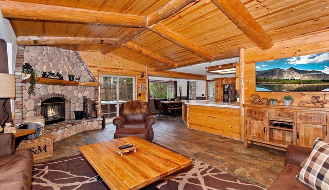 The Crazy Bear: Fox Farm! Fenced Backyard! Pet Friendly! Hot Tub! Propane BBQ! Internet! Mountain Decor!