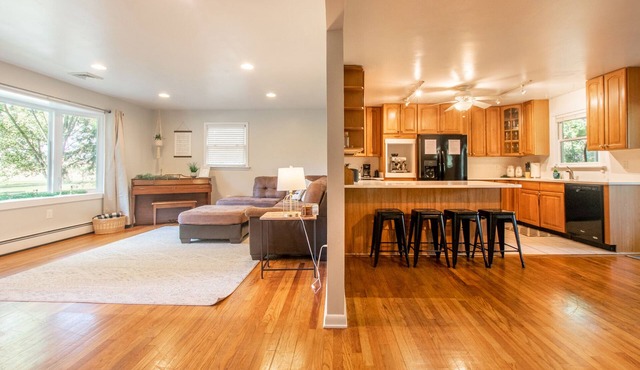 The Creamery Haven- 4 bedroom Home with KING Master Suite & Hot Tub