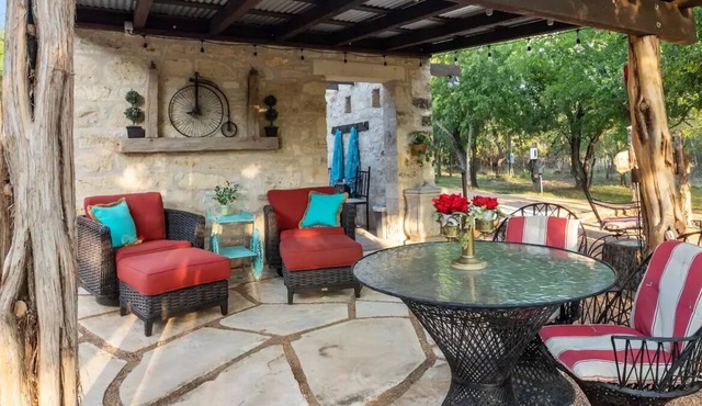 The Creek Bank Getaway! Minutes to Main St!