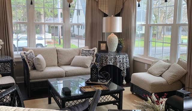 The Creek House ~Gorgeous upscale 3/BR 3/Bath home in historic district