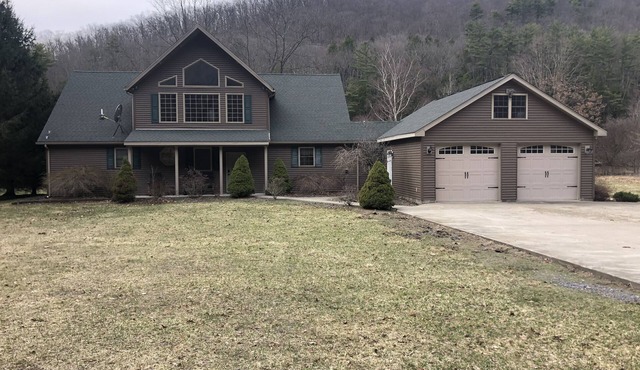 The Creek House~Sit back and unwind on the Pine!