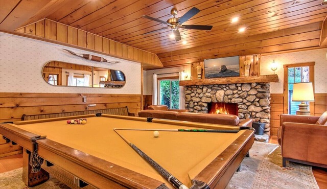 The Creek Lodge in Town Center - 2,500 sf Mountain Modern Cabin, Next To Creek!