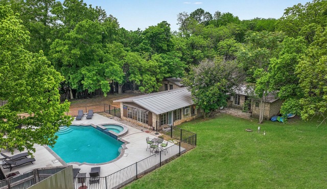 The Creek,The Pool, walking distance to the square it's all here!