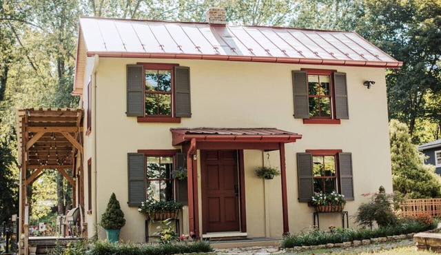 The Creekside Cottage: Downtown | Pet-Friendly