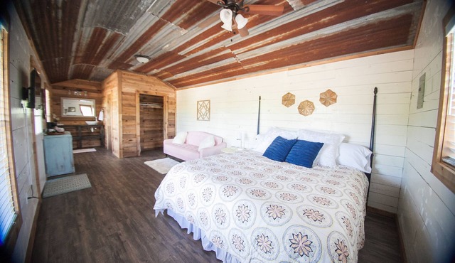 The Creekside Crib - The cabins at Onion Creek