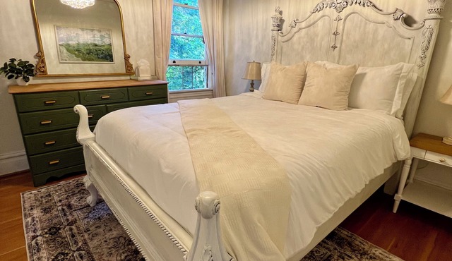 The Creekside French Retreat- Charming home w/AC & WIFI in Downtown Nevada City