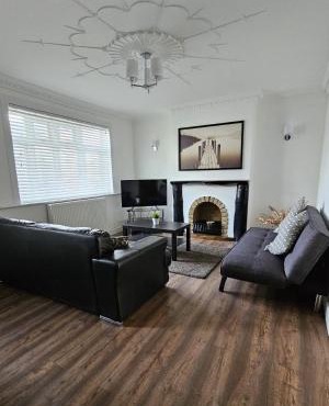 The Crescent, 3 bed house with 2-3 parking spaces, great for contractors and family