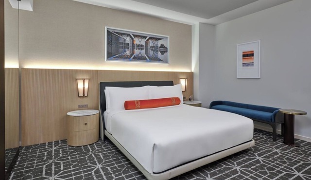 The Crescent Hotel | Metropolitan Suite | Near Modern Art Museum