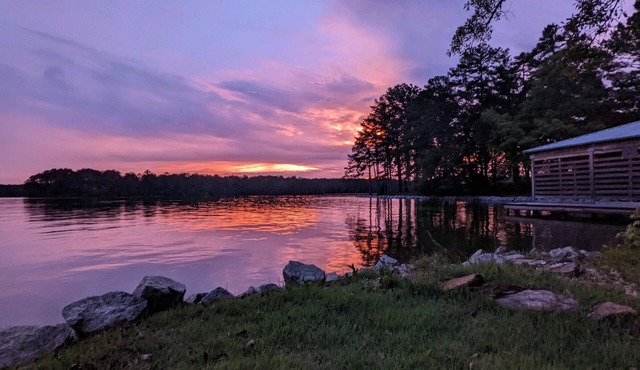 "THE CRESCENT" - Lakefront heaven w/big views, sunset, private cove & hot tub