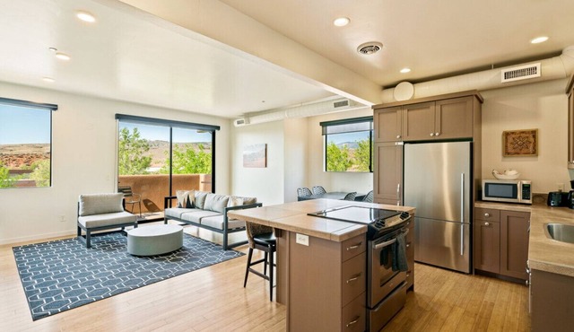 The Crescent Moon - 2 bed 2 bath Suite W/Red Rock Views