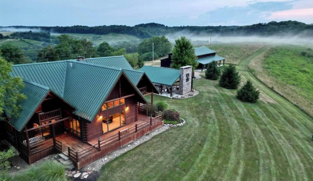The Crest Lodge - Cabin w/Hot Tub - Game, Bar & Theatre Rooms