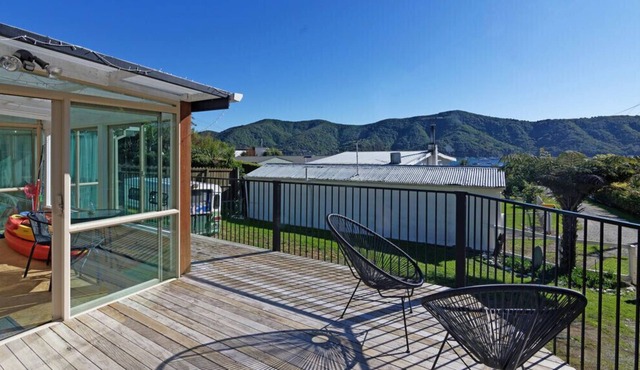 THE CRIB - MARLBOROUGH BACH, family friendly in Green Bay