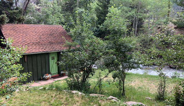 The Cricket - A Tiny House on Clear Creek 3 minutes from downtown