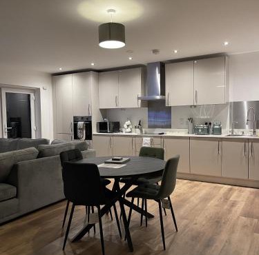 The Crimsons, with free parking, Harlow