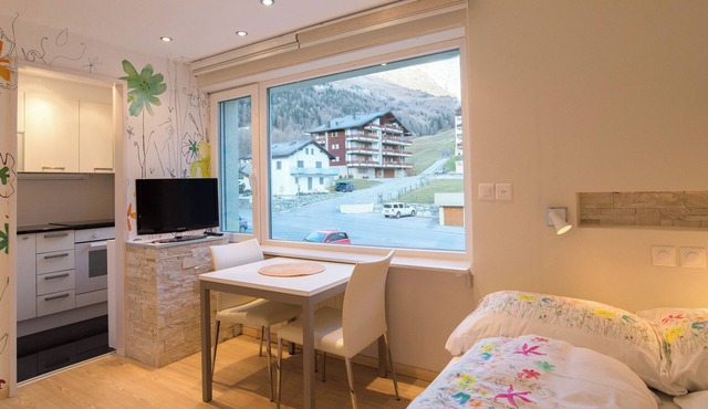 The Cristal apartment house is situated in a quiet, sunny and central location