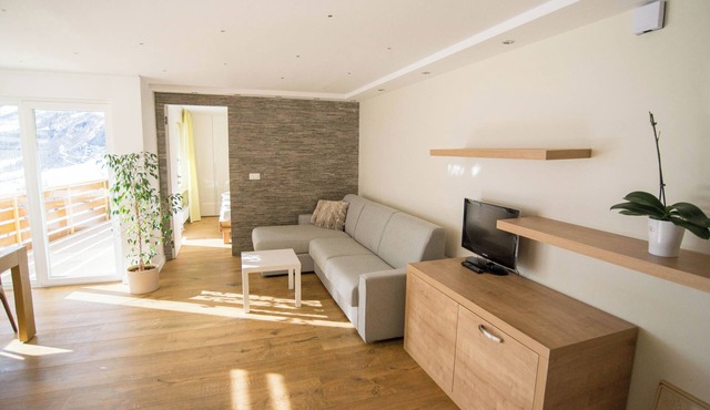 The Cristal apartment house is situated in a quiet, sunny and central location