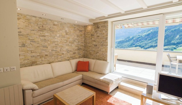 The Cristal apartment house is situated in a quiet, sunny and central location