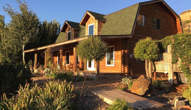 The "Croas" Nest on The River w/Geothermal Hot Tub near Hagerman Idaho