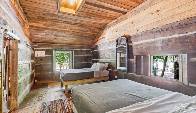 The Crockett Cabin! Waterfront- Rafting + Paddleboarding