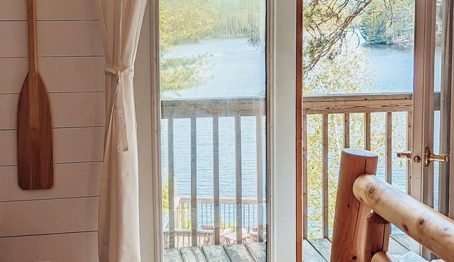The Croft- Cozy Lakefront Cottage, Swimming & View