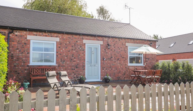 THE CROFT, pet friendly, with a garden in Hollington, Derbyshire