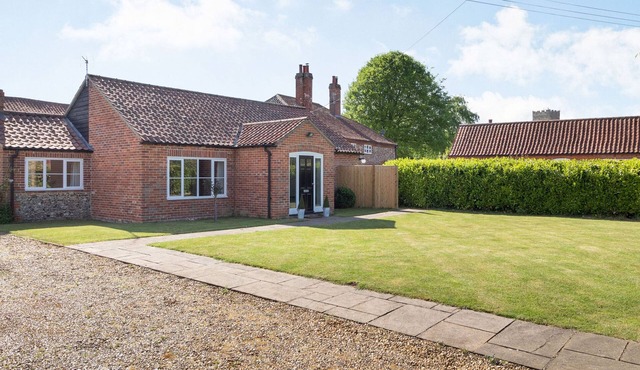 THE CROFT, pet friendly, character holiday cottage in Watton