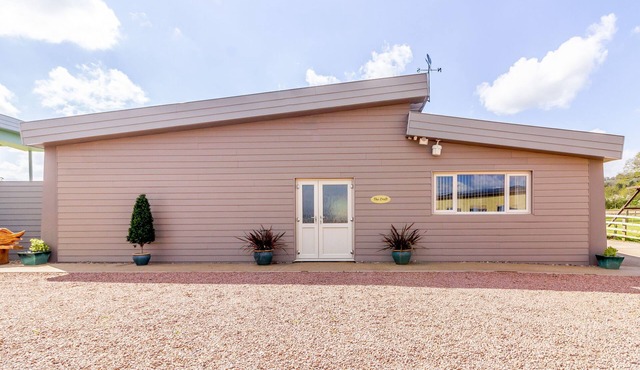 THE CROFT, pet friendly, with hot tub in Leigh Sinton