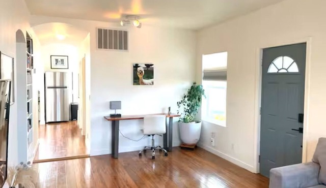 The Crofty Cottage Bench Charmer with private fenced yard