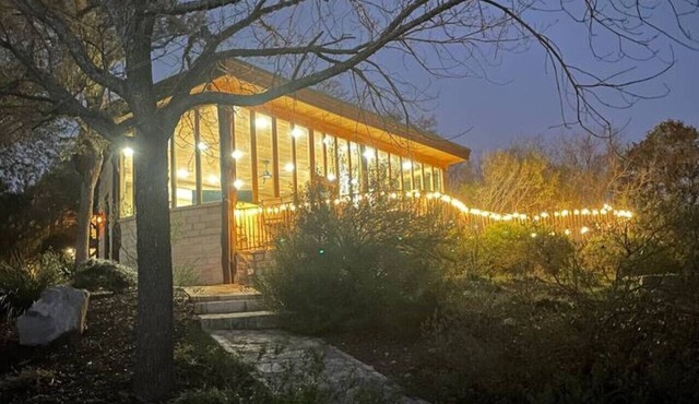 The Cross Patio Retreat - Designer Hill Country Studio with Scenic Views