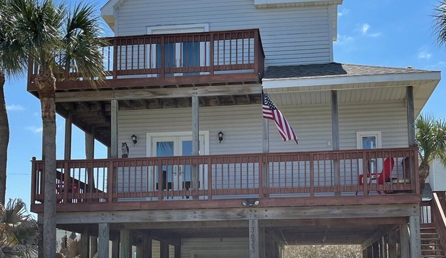 The Crow's Nest - great location/sunset decks/sleeps eight