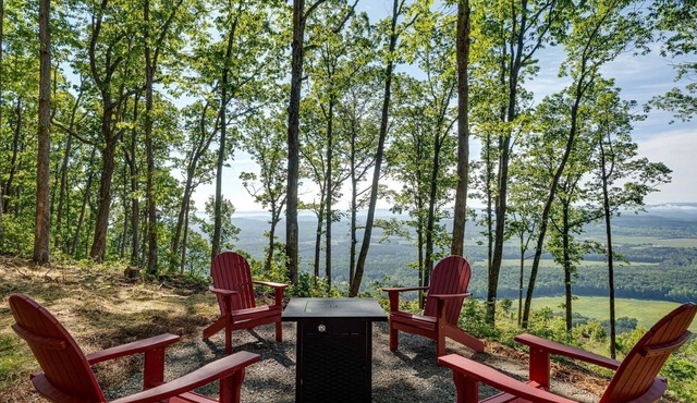 The Crow's Nest: huge balcony, fire pit, pets welcome, fireplace, stunning view!