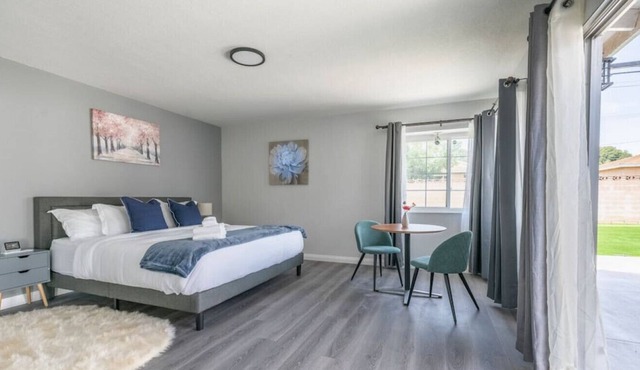 The Crown Jewel Getaway: 4 King Chambers, 2 Luxe Baths, High-Speed Internet, Spacious Parking Haven, Fully Equipped Kitchen, and BBQ Utopia Beckons!