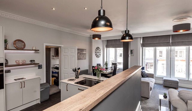 THE CROWS NEST, family friendly, character holiday cottage in Buxton