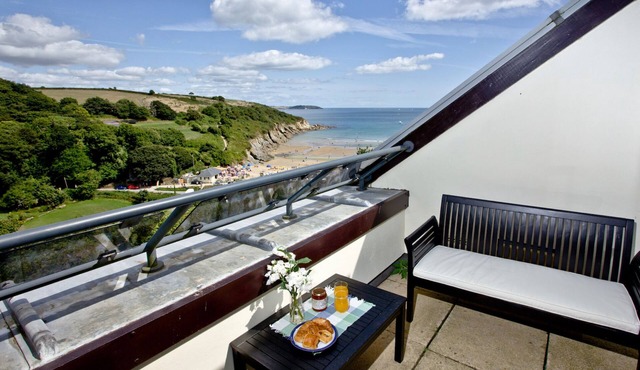 THE CROWS NEST, family friendly, with pool in Maenporth, Cornwall