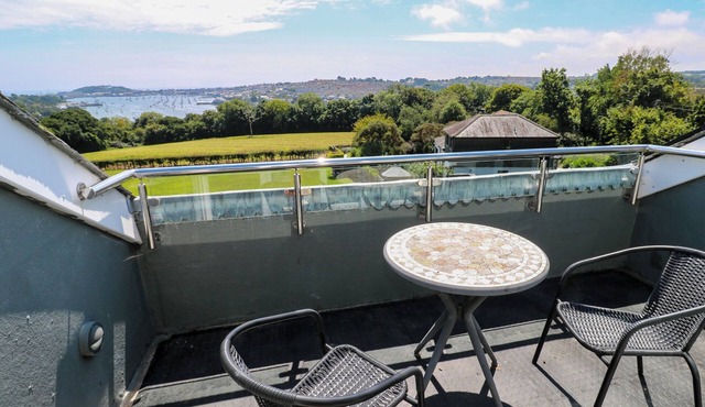 THE CROWS NEST, pet friendly, country holiday cottage in Flushing