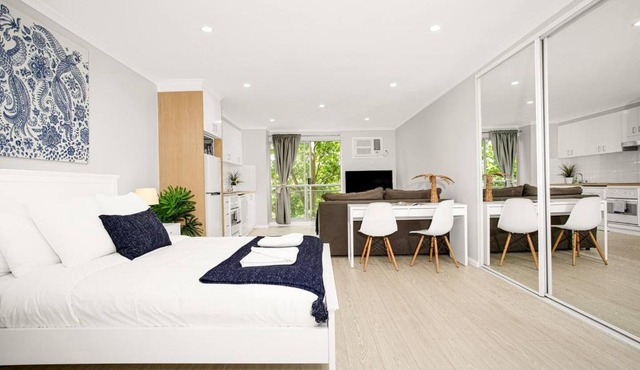 'The Crows Nest' Spacious Studio with Balcony