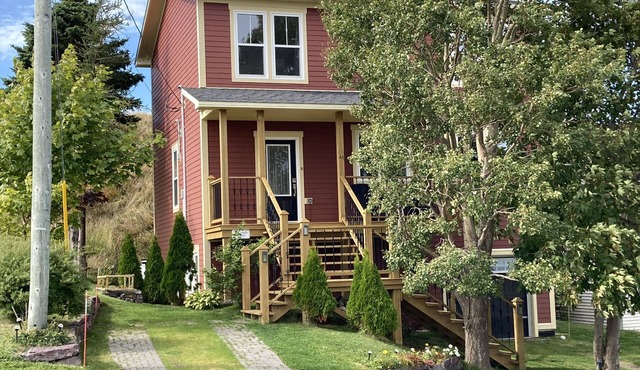 The Crows Nest - Top Guest Rated Luxury Vacation Home in the Heart of Trinity!