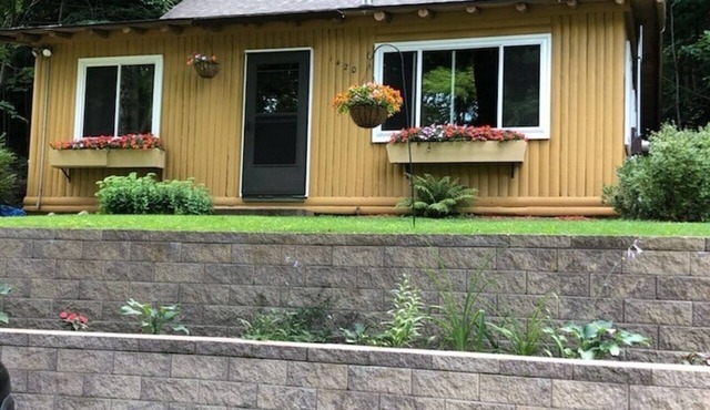 The Crystalaire Cabin - Charming, Relaxing, and Peaceful in A Very Quiet Area!
