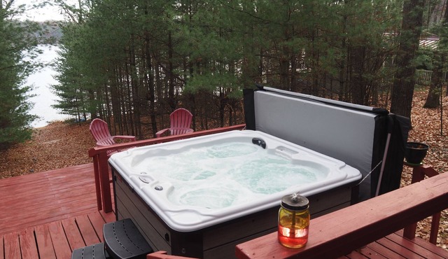 The Cub Hill Chalet on Cub Lake - Private Lakefront, Dock, Raft, Water Toys, Huge Deck, and Spa!