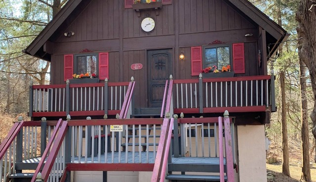 The Cuckoo Chalet, Get-Away Cabin near Historic Harpers Ferry, West Virginia