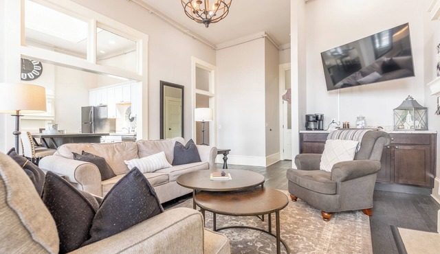 The Cullom-2BR Gem in the Heart of Town