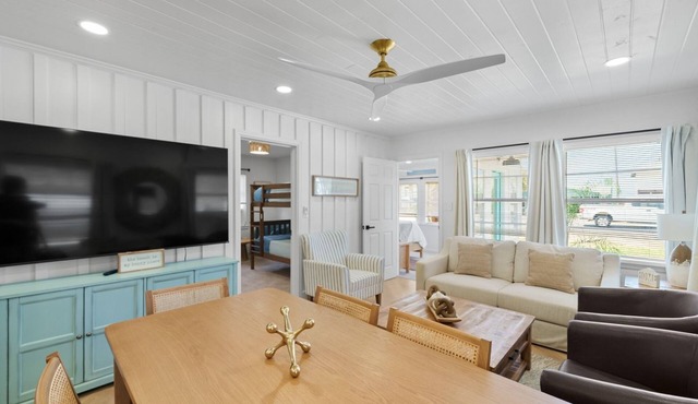 The cutest classic beach cottage/totally restored/steps to the beach! 5br 2ba!