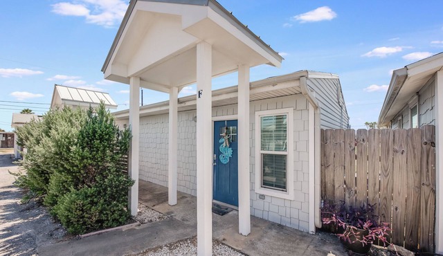 The cutest cottage in all of Port Aransas! Cottage for 2, Close to the beach