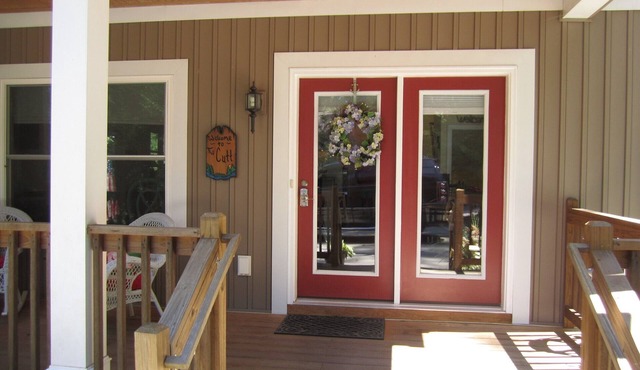 The Cutt, Relaxing, private, lake front paradise on stunning Lake Keowee in SC.