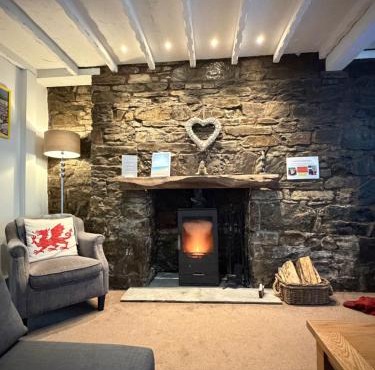 The Cwtch, Log Fire, Sleeps 6, Nr Zip World, Brecon and Bike Park Wales