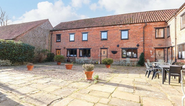 THE DAIRY BARN, pet friendly, character holiday cottage in Fakenham