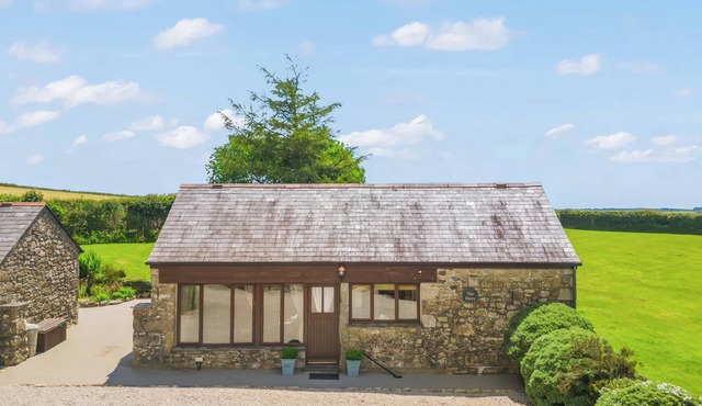 THE DAIRY, pet friendly, character holiday cottage in St Neot