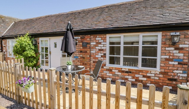 THE DAIRY, pet friendly, character holiday cottage in Market Bosworth