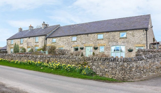 THE DAIRY, pet friendly, character holiday cottage in Tideswell Moor