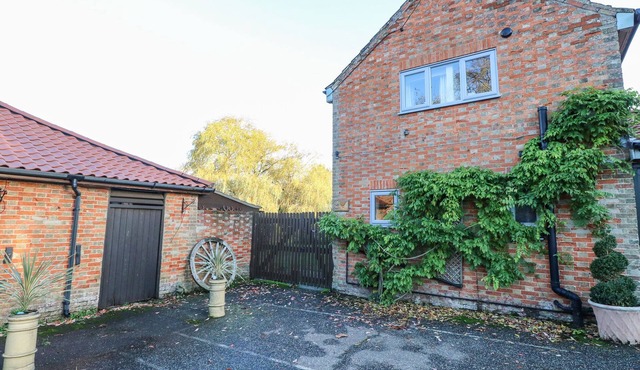 THE DAIRY, pet friendly, character holiday cottage in Saham Hills